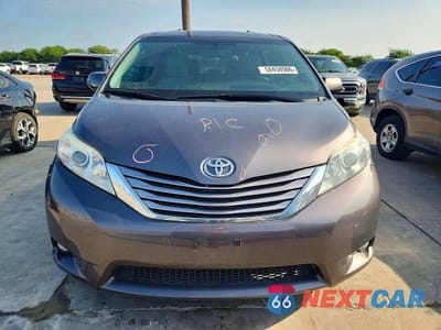 Piąte zdjęcie samochodu w środku: 2017 TOYOTA SIENNA XLE 8-PASSENGER VIN:5TDYZ3DCXHS838611 - miniatura
