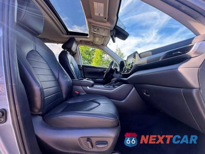 Piąte zdjęcie samochodu w środku: 2022 TOYOTA HIGHLANDER XLE VIN:5TDGZRBH6NS174915 - miniatura