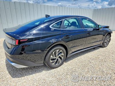 Trzecie zdjęcie samochodu z tyłu: 2026 HYUNDAI SONATA HYBRID BLUE VIN:KMHL24JJ6TA157922 - miniatura