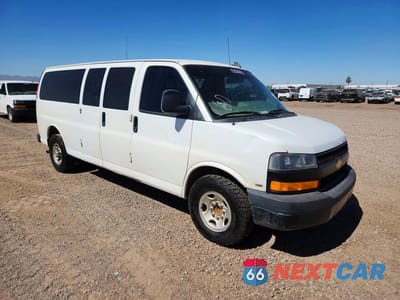 Czwarte zdjęcie samochodu z boku: 2020 CHEVROLET EXPRESS G3500 LS PASSENGER VAN VIN:1GAZGNFG6L1251407 - miniatura