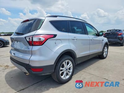 Trzecie zdjęcie samochodu z tyłu: 2018 FORD ESCAPE SE VIN:1FMCU9GD7JUA72821 - miniatura