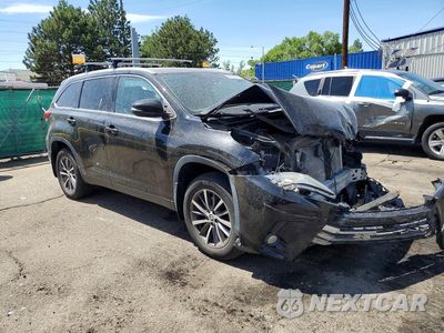 Czwarte zdjęcie samochodu z boku: 2019 TOYOTA HIGHLANDER XLE VIN:5TDJZRFH9KS608742 - miniatura