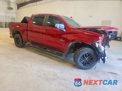 Czwarte zdjęcie samochodu z boku: 2022 CHEVROLET SILVERADO C1500 LT VIN:3GCPACEK0NG610703 - miniatura