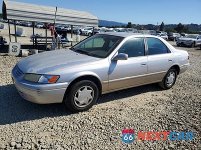 1999 TOYOTA CAMRY CE 4T1BG22K0XU444959 - główne zdjęcie licytacji z USA - miniatura