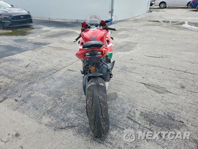 Czwarte zdjęcie samochodu z boku: 2023 DUCATI PANIGALE V4S VIN:ZDMDAGWW7PB003144 - miniatura