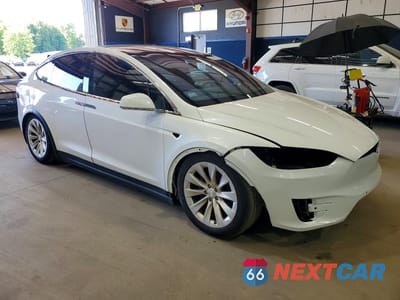 Czwarte zdjęcie samochodu z boku: 2016 TESLA MODEL X VIN:5YJXCBE2XGF027827 - miniatura