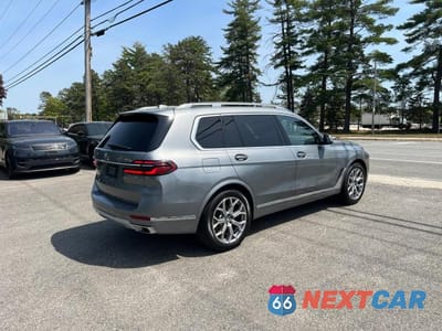 Czwarte zdjęcie samochodu z boku: 2024 BMW X7 XDRIVE40I VIN:5UX23EM00R9S52720 - miniatura