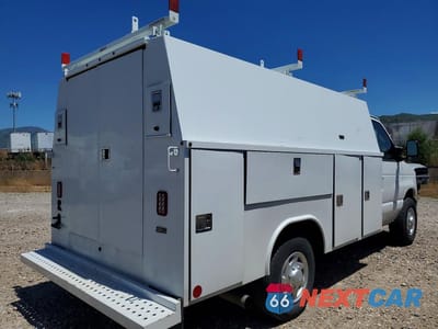 Trzecie zdjęcie samochodu z tyłu: 2025 FORD ECONOLINE E350 SUPER DUTY CUTAWAY VAN VIN:1FDWE3FN3SDD04169 - miniatura