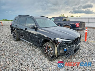 Czwarte zdjęcie samochodu z boku: 2021 BMW X5 M VIN:5YMJU0C00M9G71264 - miniatura