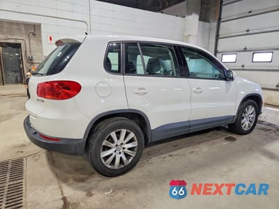 Trzecie zdjęcie samochodu z tyłu: 2012 VOLKSWAGEN TIGUAN S VIN:WVGCV7AX7CW504710 - miniatura