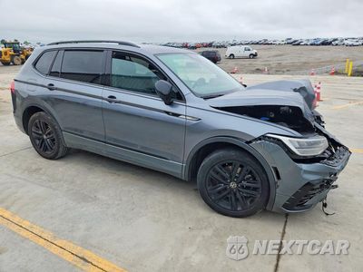 Czwarte zdjęcie samochodu z boku: 2022 VOLKSWAGEN TIGUAN SE R-LINE BLACK VIN:3VVCB7AX9NM064555 - miniatura