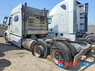 Trzecie zdjęcie samochodu z tyłu: 2023 VOLVO VNL SEMI TRUCK VIN:4V4NC9EJ0PN615927 - miniatura