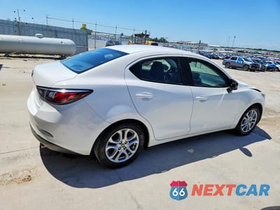 Trzecie zdjęcie samochodu z tyłu: 2016 SCION IA BASE VIN:3MYDLBZV8GY110461 - miniatura