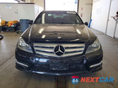 Piąte zdjęcie samochodu w środku: 2013 MERCEDES-BENZ C 250 VIN:WDDGF4HB9DA774683 - miniatura