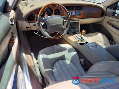 Zdjęcie 8 z 12 samochodu: 2001 JAGUAR XK8 VIN:SAJDA42C31NA11063 - miniatura
