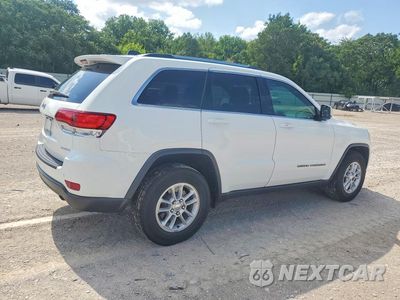 Trzecie zdjęcie samochodu z tyłu: 2020 JEEP GRAND CHEROKEE LAREDO VIN:1C4RJEAG4LC268338 - miniatura