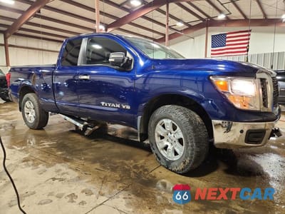 Czwarte zdjęcie samochodu z boku: 2018 NISSAN TITAN SV VIN:1N6AA1C59JN506586 - miniatura