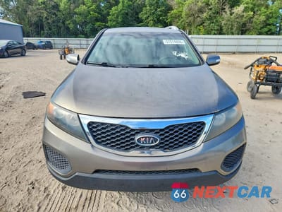Piąte zdjęcie samochodu w środku: 2012 KIA SORENTO LX VIN:5XYKT4A27CG248803 - miniatura