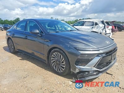 Czwarte zdjęcie samochodu z boku: 2024 HYUNDAI SONATA HYBRID SEL VIN:KMHL34JJXRA099979 - miniatura
