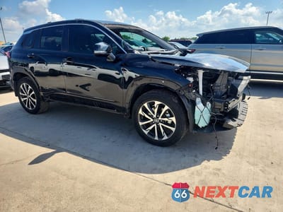 Czwarte zdjęcie samochodu z boku: 2024 TOYOTA COROLLA CROSS XLE VIN:7MUDAAAG7RV082941 - miniatura
