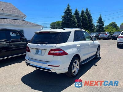 Trzecie zdjęcie samochodu z tyłu: 2013 MERCEDES-BENZ ML 550 4MATIC VIN:4JGDA7DB8DA195571 - miniatura