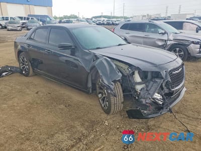 Czwarte zdjęcie samochodu z boku: 2017 CHRYSLER 300 S VIN:2C3CCABT3HH617745 - miniatura