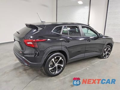 Trzecie zdjęcie samochodu z tyłu: 2025 CHEVROLET TRAX 1RS VIN:KL77LGEP1SC168801 - miniatura