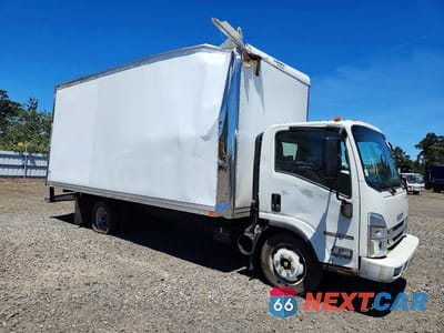 Czwarte zdjęcie samochodu z boku: 2023 ISUZU NPR HD BOX TRUCK VIN:54DC4W1DXPS205907 - miniatura
