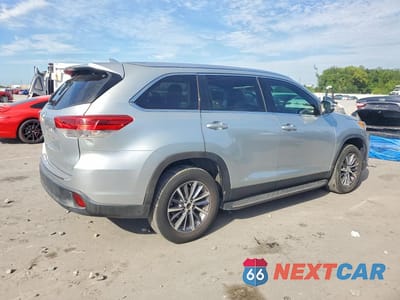 Trzecie zdjęcie samochodu z tyłu: 2019 TOYOTA HIGHLANDER XLE VIN:5TDKZRFH2KS554219 - miniatura