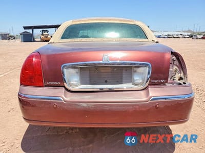 Zdjęcie 6 z 12 samochodu: 2004 LINCOLN TOWN CAR EXECUTIVE VIN:1LNHM81W24Y665929 - miniatura