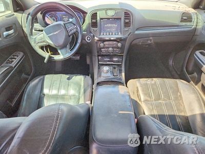 Zdjęcie 8 z 12 samochodu: 2019 CHRYSLER 300 S VIN:2C3CCABT0KH580340 - miniatura