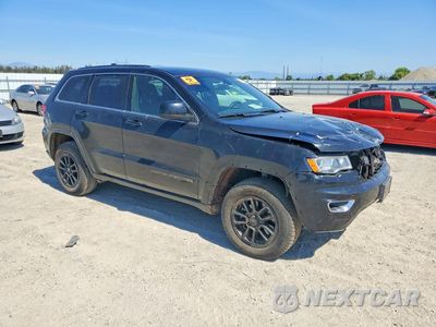 Czwarte zdjęcie samochodu z boku: 2018 JEEP GRAND CHEROKEE LAREDO VIN:1C4RJEAG9JC380422 - miniatura