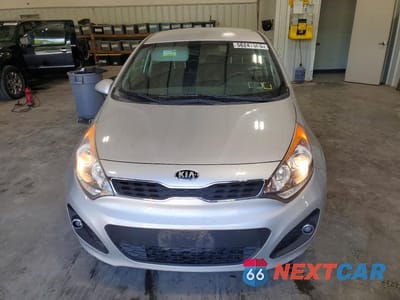Piąte zdjęcie samochodu w środku: 2015 KIA RIO 5-DOOR SX VIN:KNADN5A32F6459591 - miniatura