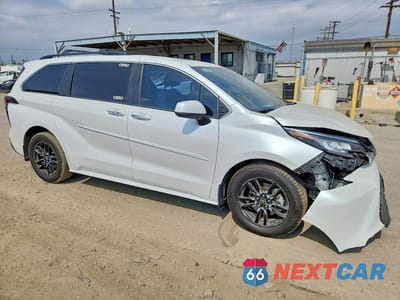 Czwarte zdjęcie samochodu z boku: 2023 TOYOTA SIENNA XLE VIN:5TDJRKEC5PS153201 - miniatura