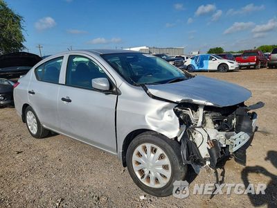Czwarte zdjęcie samochodu z boku: 2019 NISSAN VERSA S PLUS VIN:3N1CN7APXKL820596 - miniatura