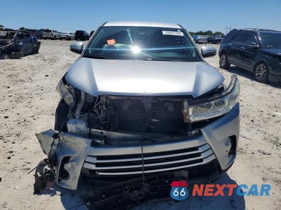 Piąte zdjęcie samochodu w środku: 2018 TOYOTA HIGHLANDER LE VIN:5TDZARFH0JS040891 - miniatura