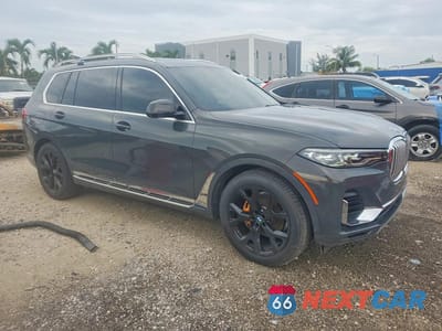 Czwarte zdjęcie samochodu z boku: 2021 BMW X7 XDRIVE40I VIN:5UXCW2C07M9G23024 - miniatura