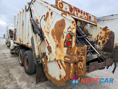 Trzecie zdjęcie samochodu z tyłu: 2000 INTERNATIONAL 4900 REFUSE TRUCK VIN:1HTSDAAR3YH230387 - miniatura