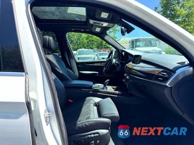 Zdjęcie 9 z 12 samochodu: 2018 BMW X5 XDRIVE50I VIN:5UXKR6C56J0U15090 - miniatura