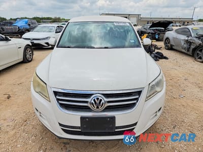 Piąte zdjęcie samochodu w środku: 2011 VOLKSWAGEN TIGUAN S VIN:WVGBV7AX3BW510370 - miniatura