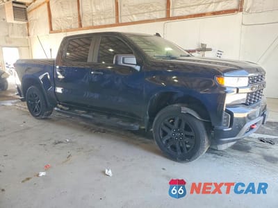 Czwarte zdjęcie samochodu z boku: 2021 CHEVROLET SILVERADO K1500 CUSTOM VIN:1GCPYBEK8MZ307110 - miniatura