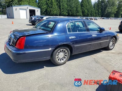 Trzecie zdjęcie samochodu z tyłu: 2001 LINCOLN TOWN CAR SIGNATURE VIN:1LNHM82W51Y612622 - miniatura