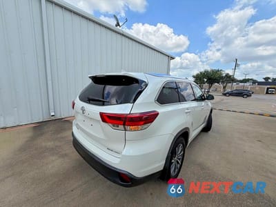 Czwarte zdjęcie samochodu z boku: 2018 TOYOTA HIGHLANDER XLE VIN:5TDJZRFH5JS908423 - miniatura
