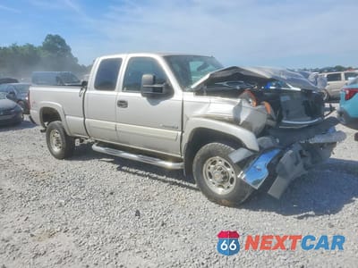 Czwarte zdjęcie samochodu z boku: 2005 CHEVROLET SILVERADO K2500 HEAVY DUTY VIN:1GCHK29U95E127418 - miniatura