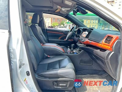 Piąte zdjęcie samochodu w środku: 2019 TOYOTA HIGHLANDER HYBRID XLE VIN:5TDJGRFHXKS070025 - miniatura