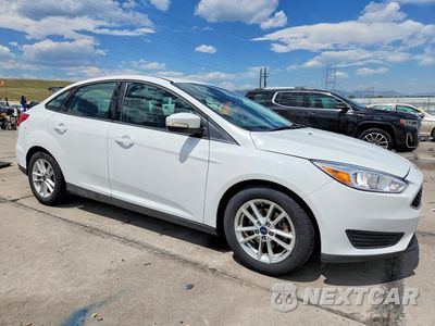 Czwarte zdjęcie samochodu z boku: 2016 FORD FOCUS SE VIN:1FADP3F28GL310953 - miniatura