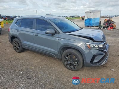 Czwarte zdjęcie samochodu z boku: 2022 VOLKSWAGEN TAOS SE VIN:3VVTX7B26NM023630 - miniatura