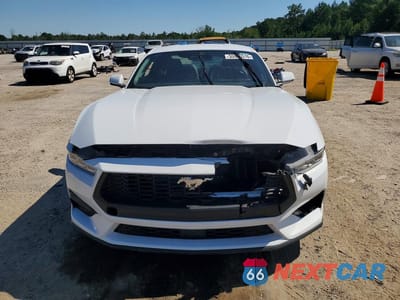Piąte zdjęcie samochodu w środku: 2024 FORD MUSTANG VIN:1FA6P8TH0R5146524 - miniatura