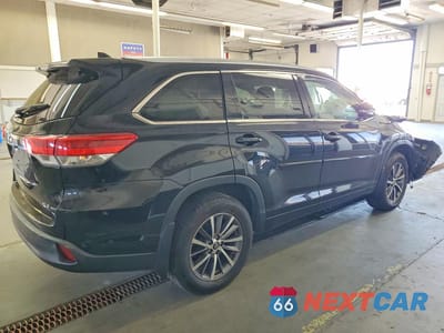 Trzecie zdjęcie samochodu z tyłu: 2017 TOYOTA HIGHLANDER XLE VIN:5TDJZRFH6HS461336 - miniatura