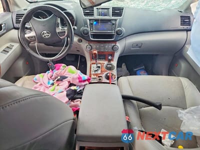 Zdjęcie 8 z 13 samochodu: 2013 TOYOTA HIGHLANDER LIMITED VIN:5TDYK3EH1DS104531 - miniatura